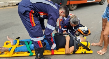 Idosa e motociclista ficam feridos durante atropelamento no centro de Patos de Minas 