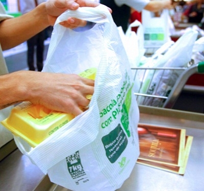 Procon de Patos de Minas notifica comércios que estariam cobrando por sacolas de forma irregular