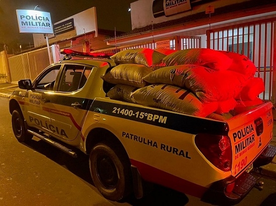 Polícia Militar de Carmo do Paranaíba recupera sacas de café furtadas e prende suspeito 