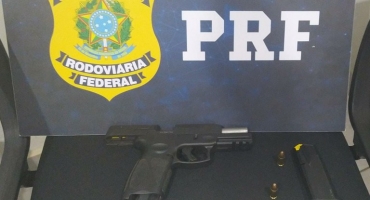 PRF apreende arma de fogo e munições dentro de veículo na BR365 em Patos de Minas