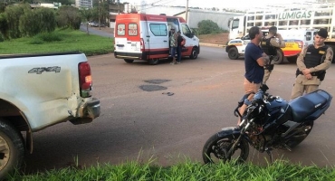 Acidente em rotatória da Avenida Fátima Porto em Patos de Minas deixa motociclista ferido