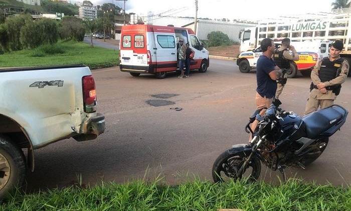 Acidente em rotatória da Avenida Fátima Porto em Patos de Minas deixa motociclista ferido