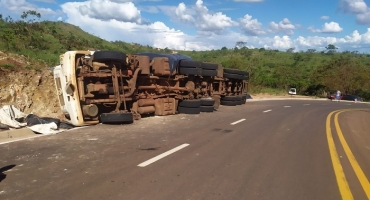 Motorista perde controle direcional e tomba carreta em estrada da cidade de Coromandel