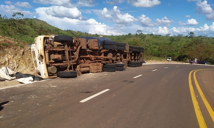 Motorista perde controle direcional e tomba carreta em estrada da cidade de Coromandel