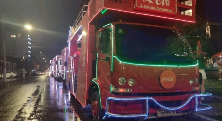 Mesmo com chuva, patenses recebem a caravana da Coca-Cola, na Avenida Getúlio Vargas