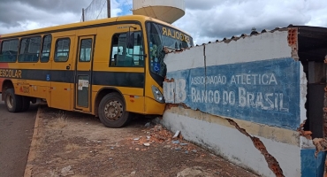 Patos de Minas - Passageiro confunde botão, desengata ônibus, que desce rua e bate em muro de clube