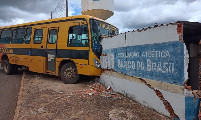 Patos de Minas - Passageiro confunde botão, desengata ônibus, que desce rua e bate em muro de clube