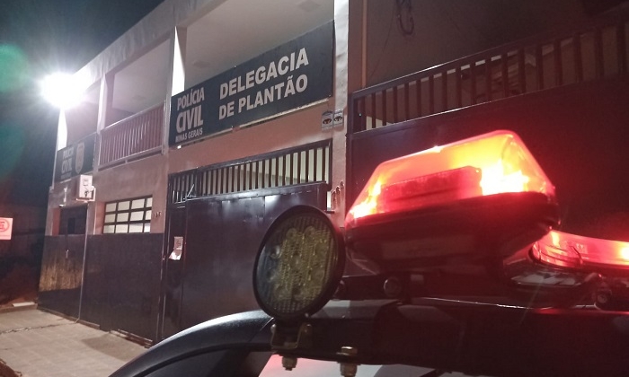 Mulher é detida após atropelar namorado e bater carro em árvore e veículos estacionados