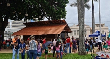 SICOOB Credipatos distribuirá bolas para as crianças neste sábado na casinha do Papai Noel