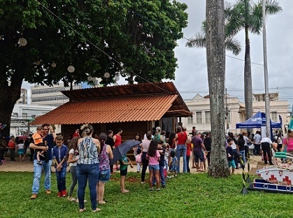 SICOOB Credipatos distribuirá bolas para as crianças neste sábado na casinha do Papai Noel