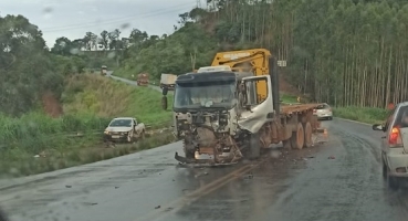 Patos de Minas: três veículos se envolvem em acidente na “Curva da Morte” da BR-365