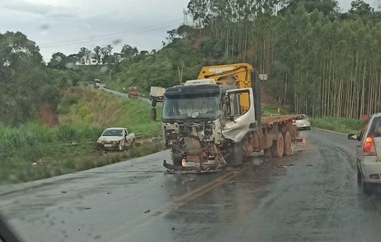 Patos de Minas: três veículos se envolvem em acidente na “Curva da Morte” da BR-365