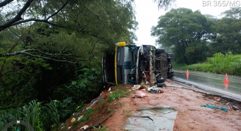 Um passageiro morreu e vários ficaram feridos em acidente na 