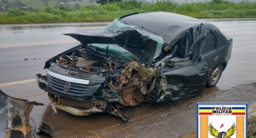 Veículo sofre aquaplanagem, roda na pista e atinge caminhão na MGC-354 no município de Patos de Minas