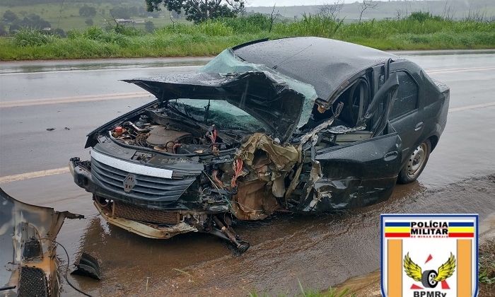 Veículo sofre aquaplanagem, roda na pista e atinge caminhão na MGC-354 no município de Patos de Minas