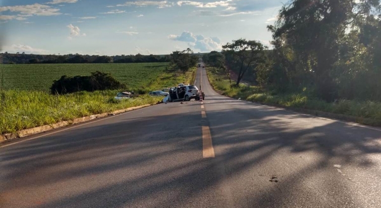 Acidente envolvendo três veículos na MG-410 deixa uma pessoa morta e várias feridas 