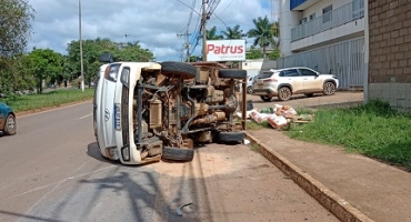 Caminhão baú carregado de frutas e verduras tomba na avenida JK em Patos de Minas