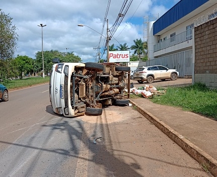 Caminhão baú carregado de frutas e verduras tomba na avenida JK em Patos de Minas