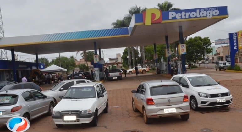 Posto Petrolago deseja a todos clientes e amigos Feliz Natal e próspero Ano Ano