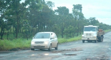 PRF alerta motoristas para buracos na BR-365 entre Uberlândia e Patos de Minas