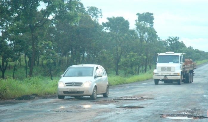 PRF alerta motoristas para buracos na BR-365 entre Uberlândia e Patos de Minas