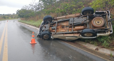 Motorista perde controle direcional durante aquaplanagem e tomba caminhonete na MGC-354 no município de Lagamar