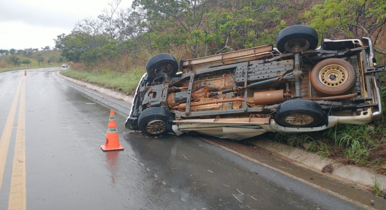 Motorista perde controle direcional durante aquaplanagem e tomba caminhonete na MGC-354 no município de Lagamar