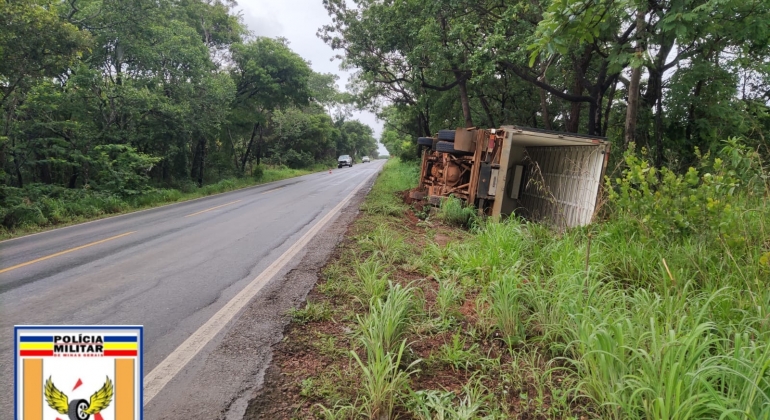 Motorista fica ferido após tombar caminhão na rodovia MG-410, em Presidente Olegário