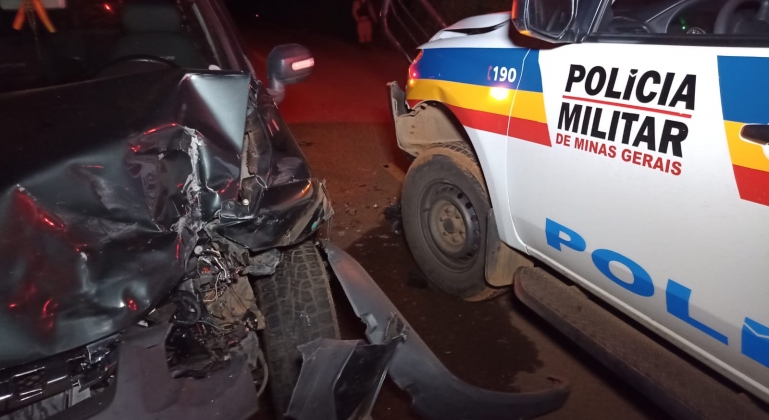 Motorista colide pick-up em viatura da Polícia Militar na estrada da Serrinha, no município de Patos de Minas