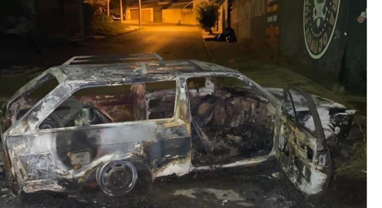 Carro fica destruído após pegar fogo no bairro Jardim Panorâmico, em Patos de Minas