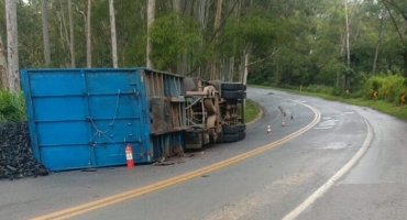 Carreta carregada com carvão tomba na MCG-354 entre Presidente Olegário e Patos de Minas 