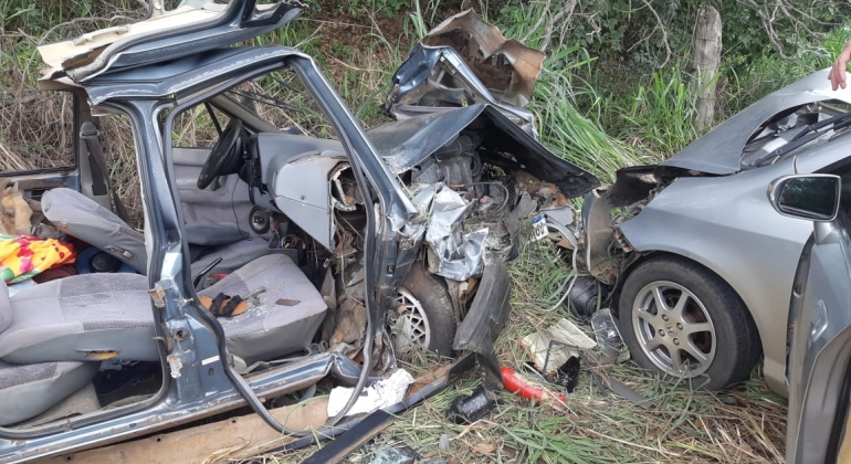 Oito pessoas ficam feridas em grave acidente envolvendo dois veículos na R-365 em Varjão de Minas Oito pessoas ficam feridas em grave acidente envolvendo dois veículos na R-365 em Varjão de Minas
