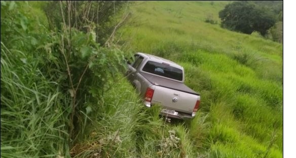 Motorista de caminhonete abandona veículo após derrubar postes de iluminação pública em Patos de Minas