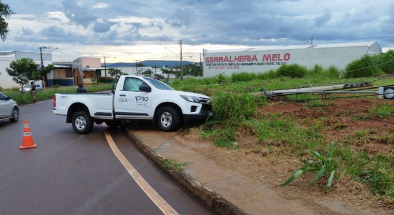 Patos de Minas: funcionário inabilitado de lava jato se apropria de caminhonete de cliente e bate veículo contra poste