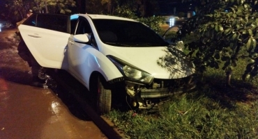 Motorista fica ferido após cochilar ao volante e colidir carro contra árvore de canteiro da avenida JK, em Patos de Minas