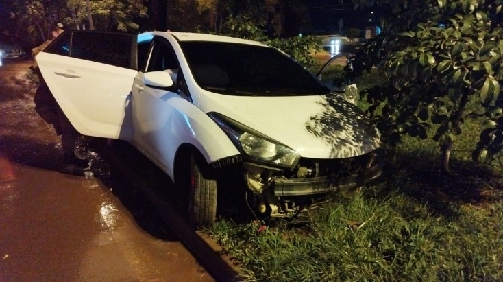 Motorista fica ferido após cochilar ao volante e colidir carro contra árvore de canteiro da avenida JK, em Patos de Minas