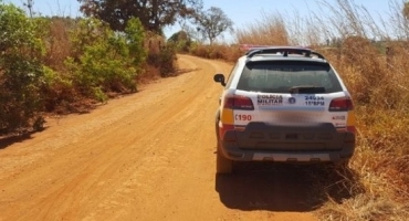 Zona rural: assaltantes amarram idoso, ameaçam vítimas de morte e roubam caminhonete