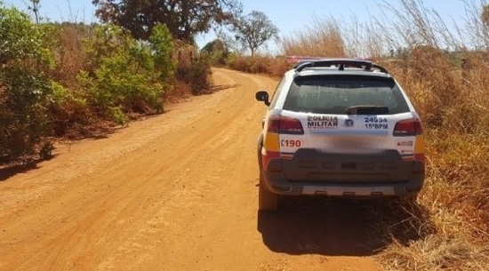 Zona rural: assaltantes amarram idoso, ameaçam vítimas de morte e roubam caminhonete