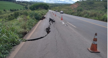 Rebaixamento de pista interdita terceira faixa do km 429 da BR-365, entre Patrocínio e Patos de Minas