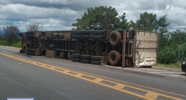 Motorista perde controle direcional e tomba carreta ao fazer uma ultrapassagem na BR-146