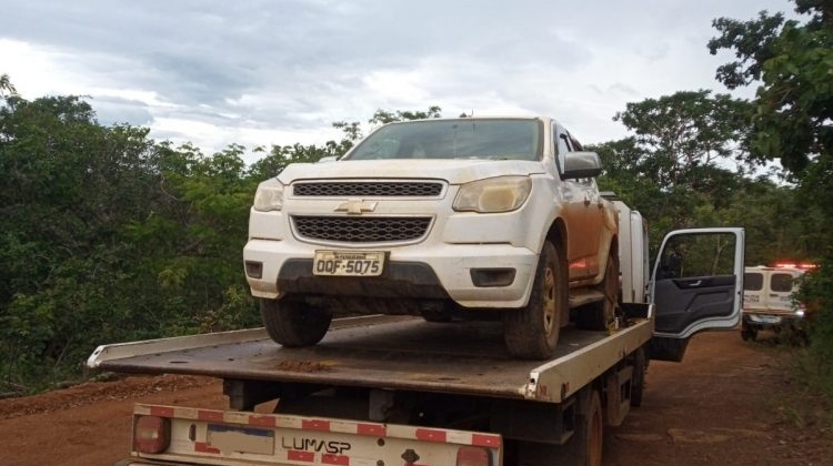 Polícia Militar recupera caminhonete roubada de fazenda no município de Presidente Olegário