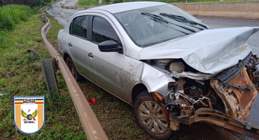 Veículo sofre aquaplanagem e colide contra guard rail na BR-354 em Patos de Minas 