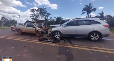 Acidente entre dois automóveis na MG-230 deixa várias pessoas feridas