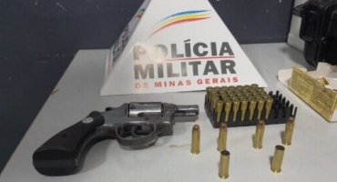 Marido passa a noite fora de casa chega embriagado e ameaça esposa com arma de fogo