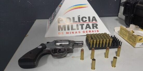 Marido passa a noite fora de casa chega embriagado e ameaça esposa com arma de fogo