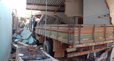 Caminhão atinge duas casas no bairro Residencial Monjolo após veículo apresentar problema mecânico