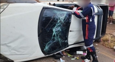 Motorista não percebe caminhão prancha, sobe na rampa do veículo e capota carro