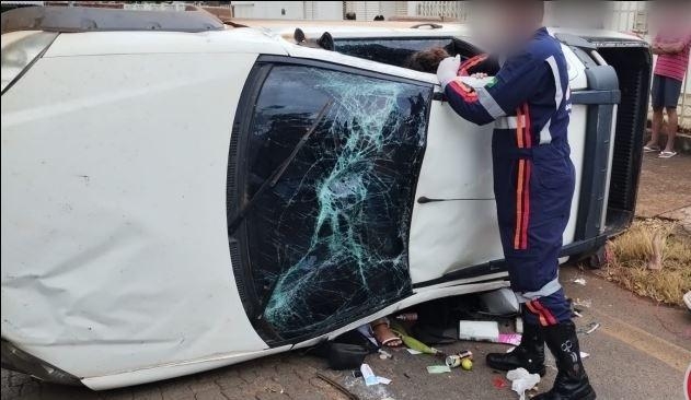 Motorista não percebe caminhão prancha, sobe na rampa do veículo e capota carro