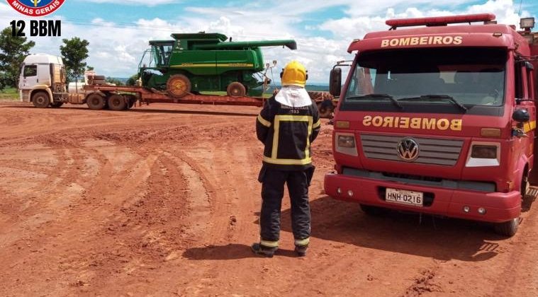 Motorista e passageiro de carreta passam por grande susto após colheitadeira encostar em fios de alta tensão 