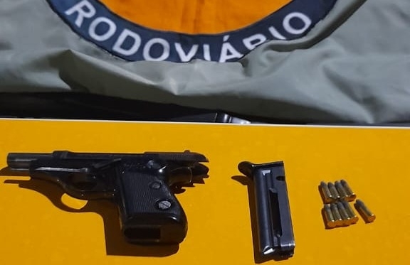 Motorista é encaminhado para a delegacia após ser abordado com pistola na MGC-354 em Patos de Minas 